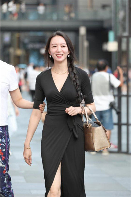 身材|街拍:千娇百媚的微胖美女,身材娇好,御姐范十足