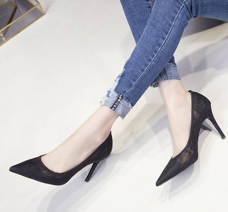 尖头设计优雅时尚，性感高跟沸腾拉长腿部线条