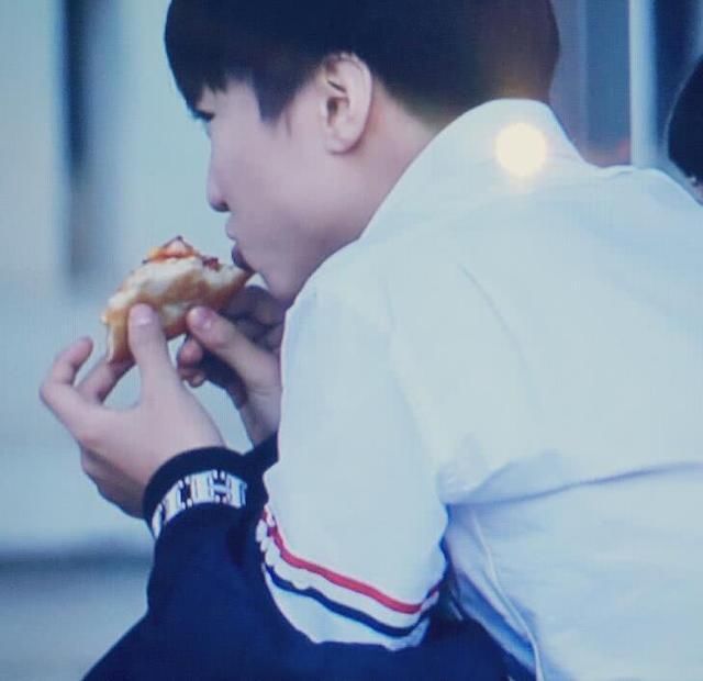 明星教你涂口红后如何吃东西！赵丽颖优雅，戚薇豪放，而他最机智