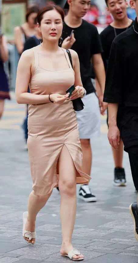 微胖小阿姨连衣裙裹出婀娜身姿，身材凸凹有致