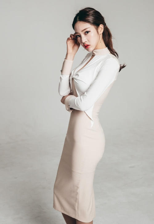 娴静温婉的气质美女，优雅套裙显大气OL风，举手投足间魅力四射