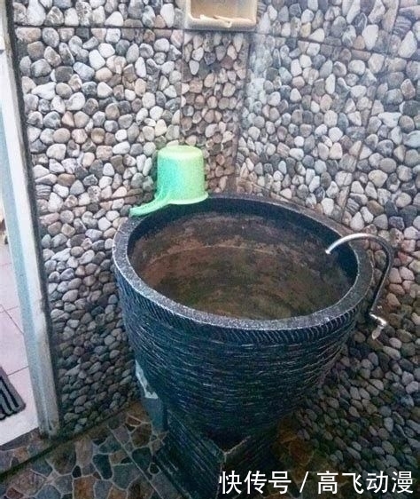 【老家】农村老家大水缸,现在又流行放卫生间里了,停电不愁没水用!聪明