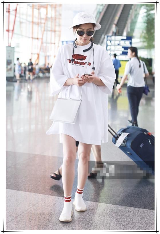 没梅婷的气质真别把T恤当裙子穿，像孟美岐一样穿成大妈就尴尬了