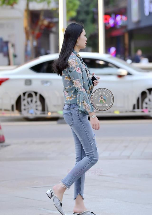牛仔裤街拍，美女似胖非胖的身材才撩人
