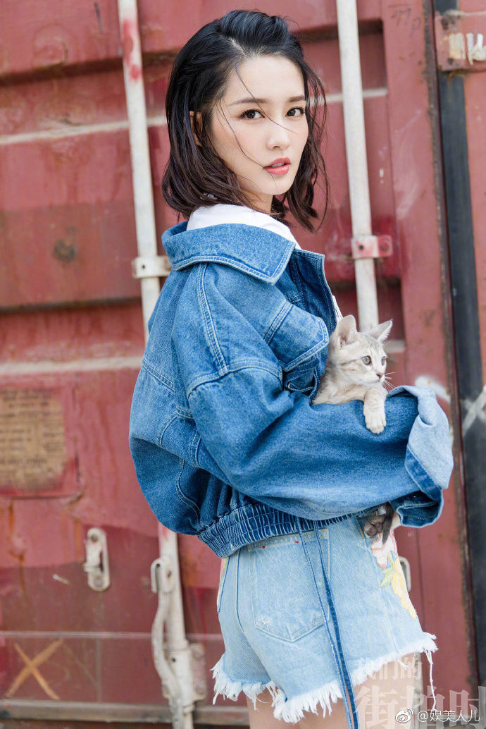 李沁时尚街拍大片，碧绿色高跟凉鞋加牛仔短裤展现美腿和美脚丫