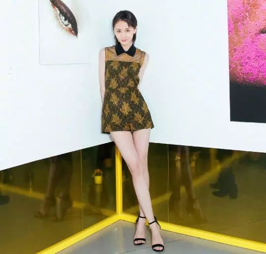 王子文穿上 “油桶鞋”，不仅凹出逆天大长腿，还秒变18岁!