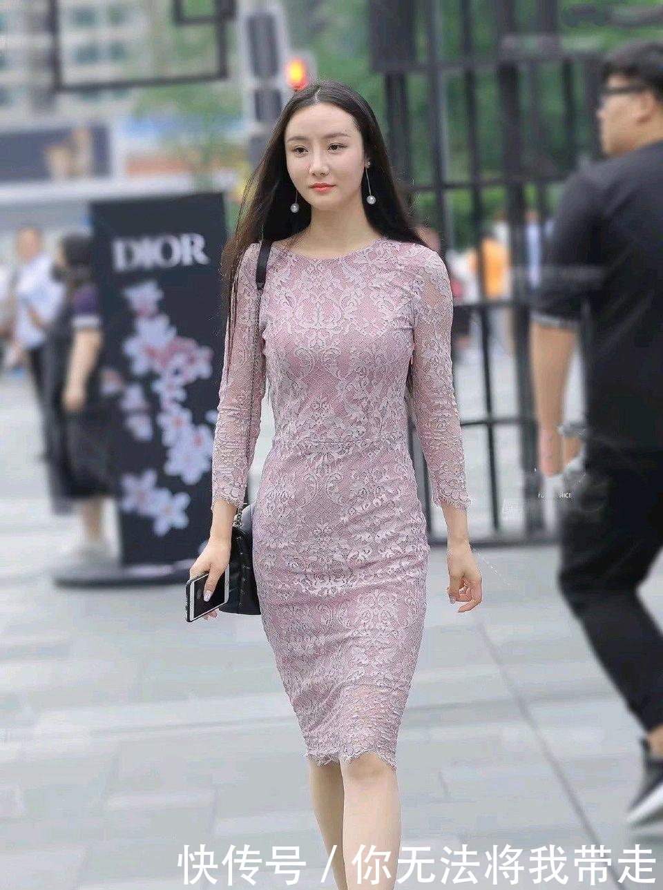 看起来有些■街拍:时尚靓丽的小姐姐,吊带衣加热裤,展现靓丽身姿