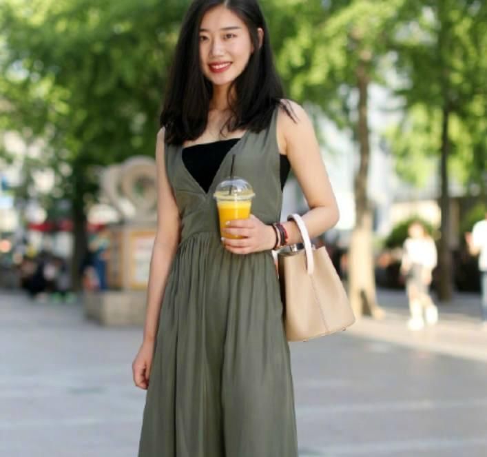 街拍美女，小姐姐身材火辣，看一眼就让你欲罢不能，你喜欢哪个