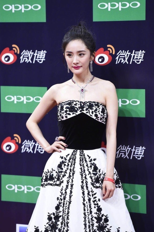 杨幂为了美也太拼了!穿一件如此紧身的裙子,把赘肉都给勒出来了