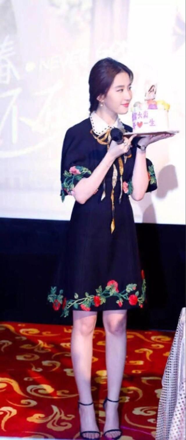 看到刘亦菲这么穿，微胖小伙伴们可以凹起来喽