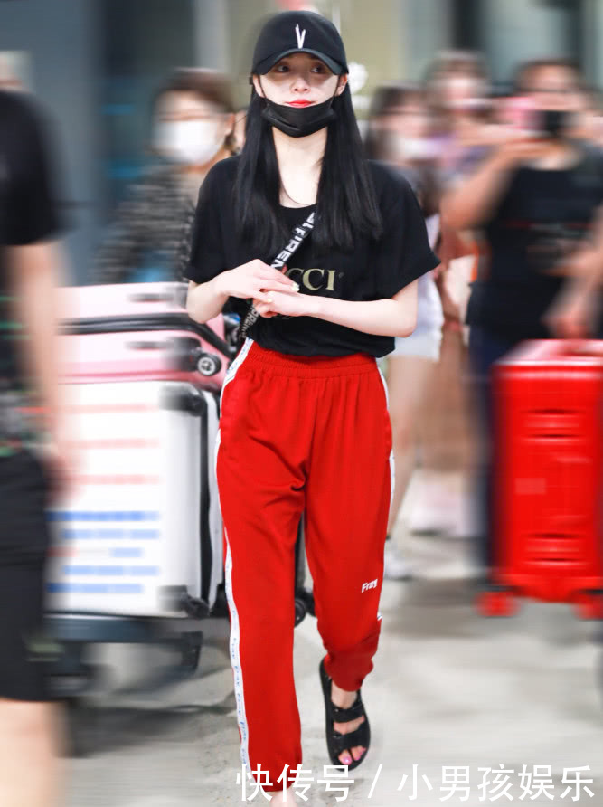 最美面孔周洁琼撞衫李宇春，没李宇春有气场，还爱穿“大叔”鞋！