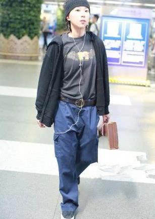 看了49岁王菲的衣品，再看看21岁的窦靖童，网友：我沉默了