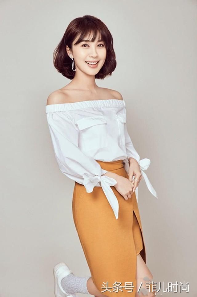 李菲儿这短裙太紧了，难怪要中间剪开叉，网友:都不敢蹲下了吧!