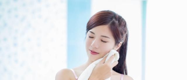 皮肤:为什么你的黑头越来越多坚持做好这3件事,跟黑头油脂说拜拜