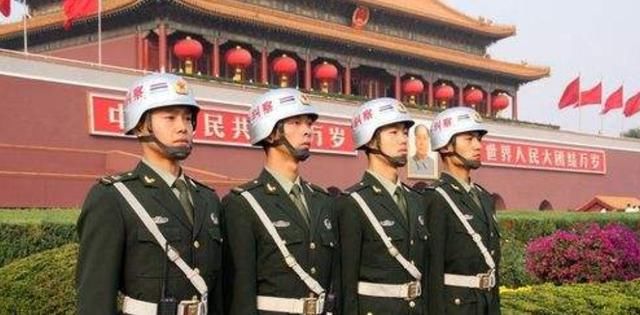 只是普通执勤兵，解放军看见他们却要躲着走，他们究竟是什么人？