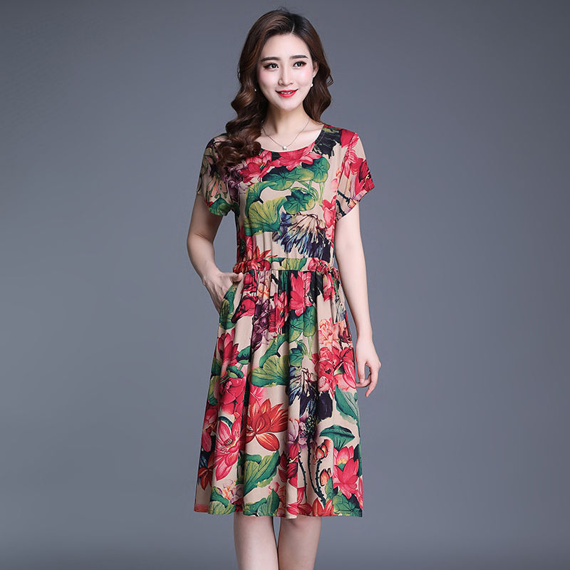 50岁的妈妈，裤子都扔了!就穿这雪纺连衣裙，洋气超显气质