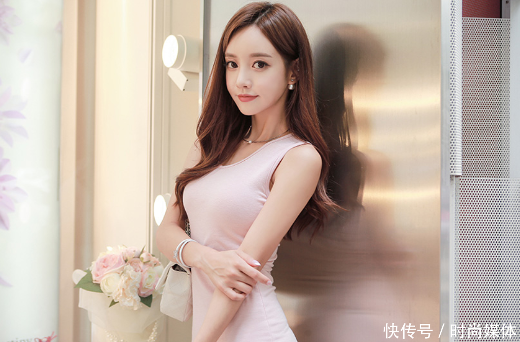 时尚街拍：肤白貌美的紧身裙小姐姐，秀出婀娜有致好身材！