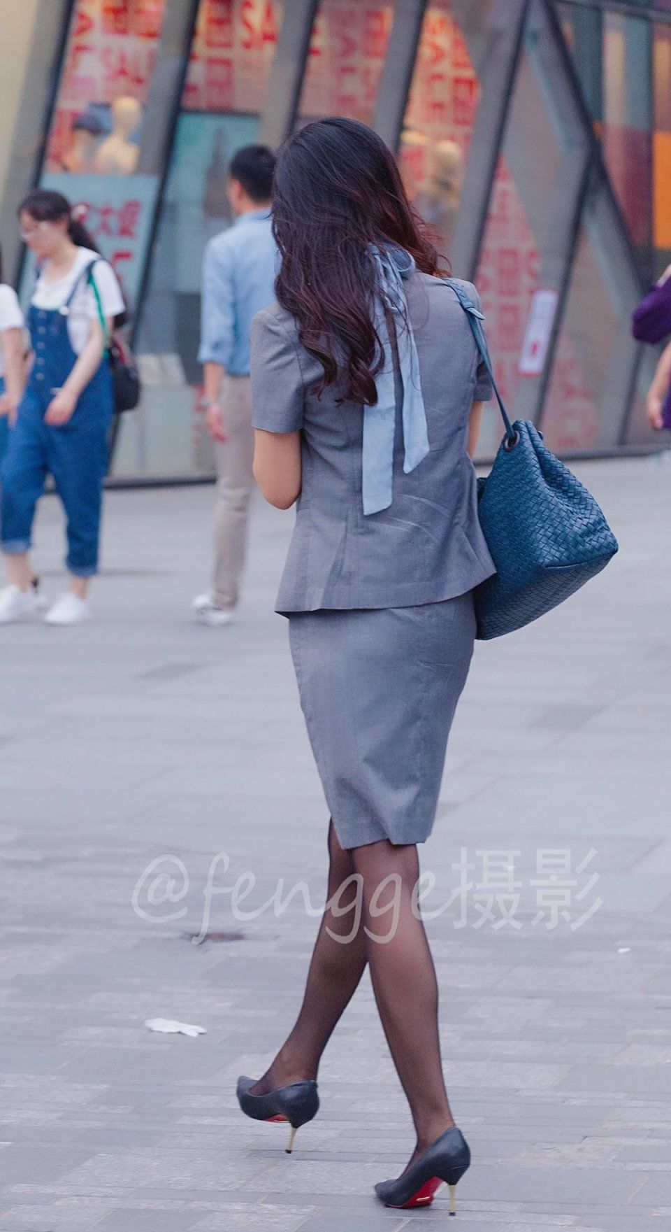 时尚街拍:三里屯来了个OL范时尚大美女，一路卖萌自拍玩到嗨