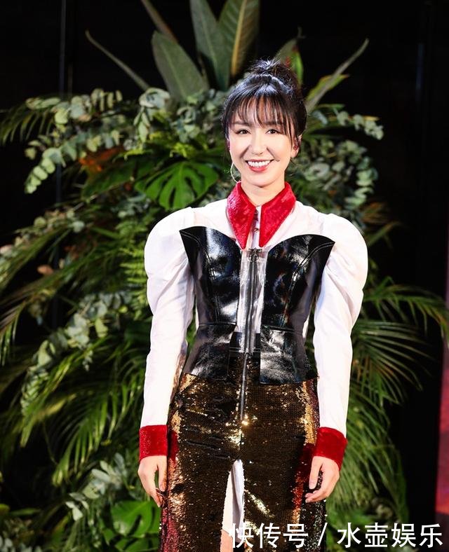 娄艺潇出席活动，穿了一条金色亮片“假裤子”，个性穿搭就服你！