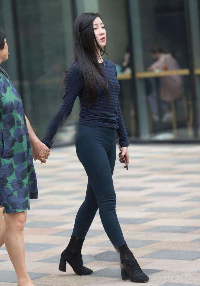 街拍: 能把裤子穿的这么紧, 只服你