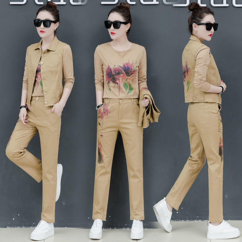 国庆出去玩，穿裙子不方便!新出的休闲套装+小白鞋，到哪都洋气