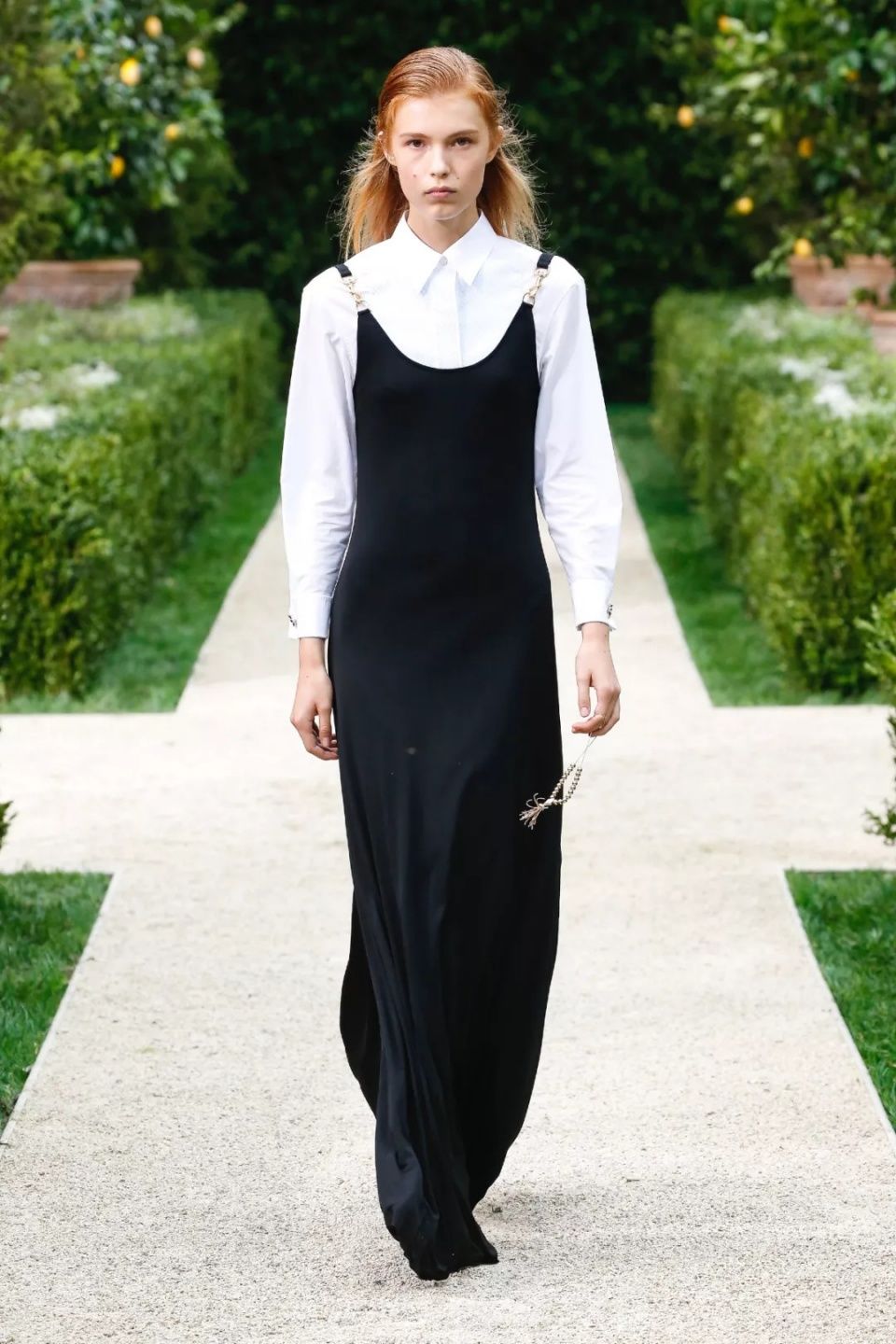 娜扎预测黄铜包边帆布鞋将成爆款,Tory Burch把浪漫融入运动风!