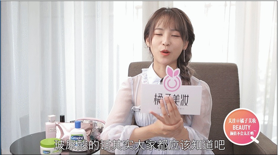 打开蒋申的化妆包，居然有一支火鸡面色的口红！