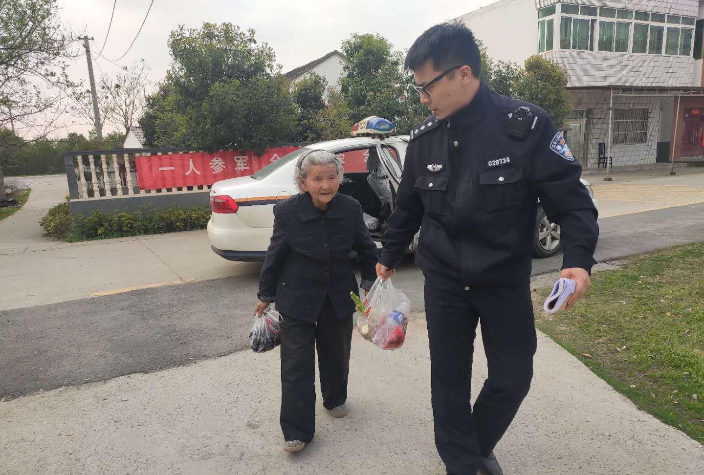 『老人』铜陵:九旬老人买菜迷路 民警开车送其回家
