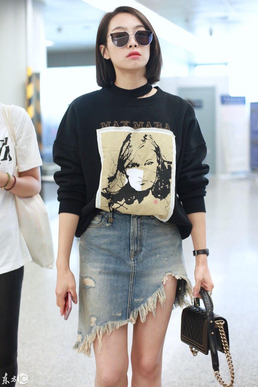 宋茜现身北京机场，牛仔短裙修出新高度 网友:右手慌忙无处可放