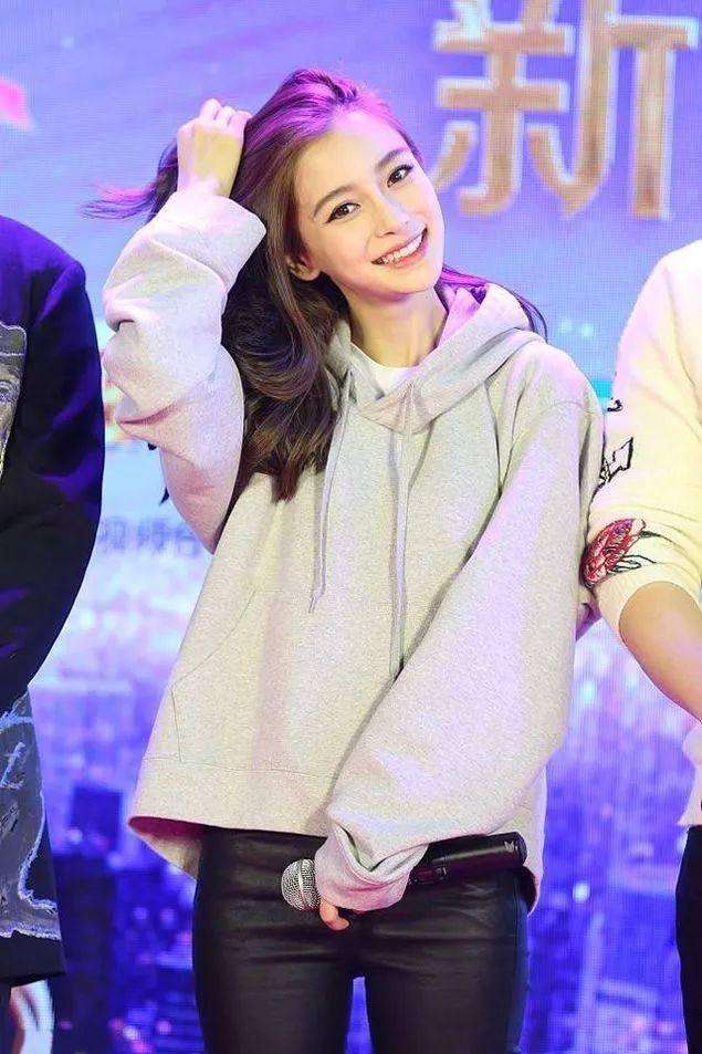 baby迷上驴蹄鞋! 连和迪丽热巴同台都不放过, 但是结果尴尬了