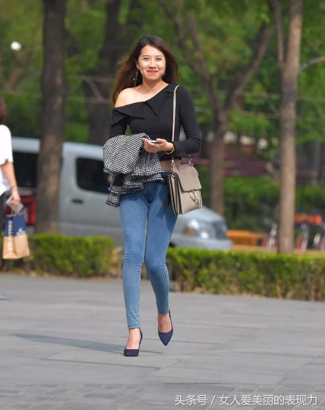 紧身牛仔裤，时尚中的“亲民一族”，让你简单的打扮呈现优雅魅力