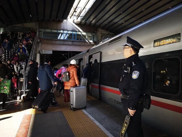 他们400米车厢要往返走三万步，每次出门还带两身警服，为啥？