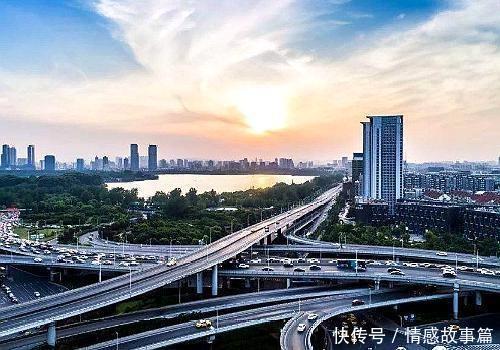 国内首条“空中列车”投入运营，这里被全国羡慕，是你家乡吗