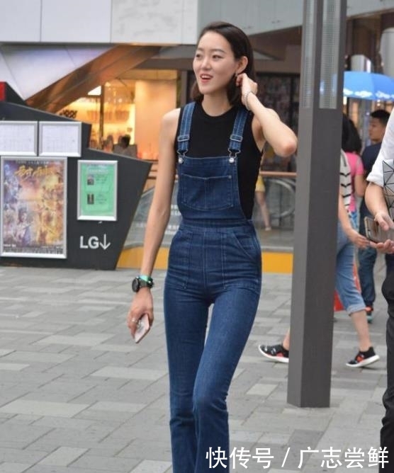 【位美女选择】美女街拍:时尚迷人的紧身牛仔裤小姐姐,更显年轻靓丽的身姿!