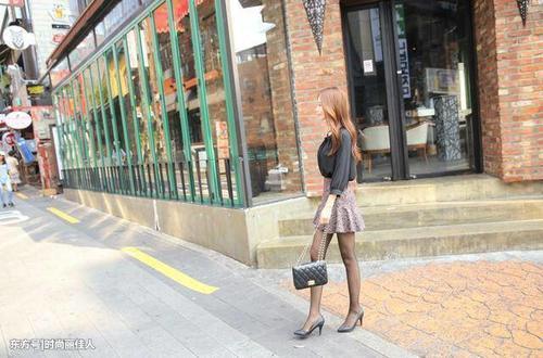 拼接连衣裙搭配性感黑丝袜，搭配什么都没有违和感，非常显瘦