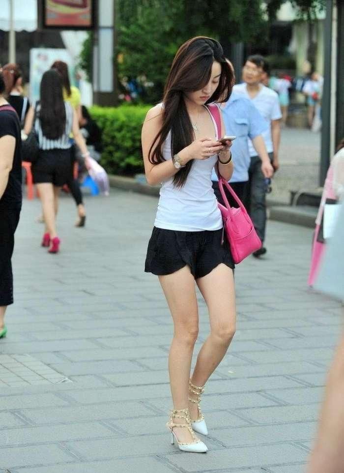 街拍美女:性感的紧身吊带裙,尽显诱人曲线身材!美过柳岩!