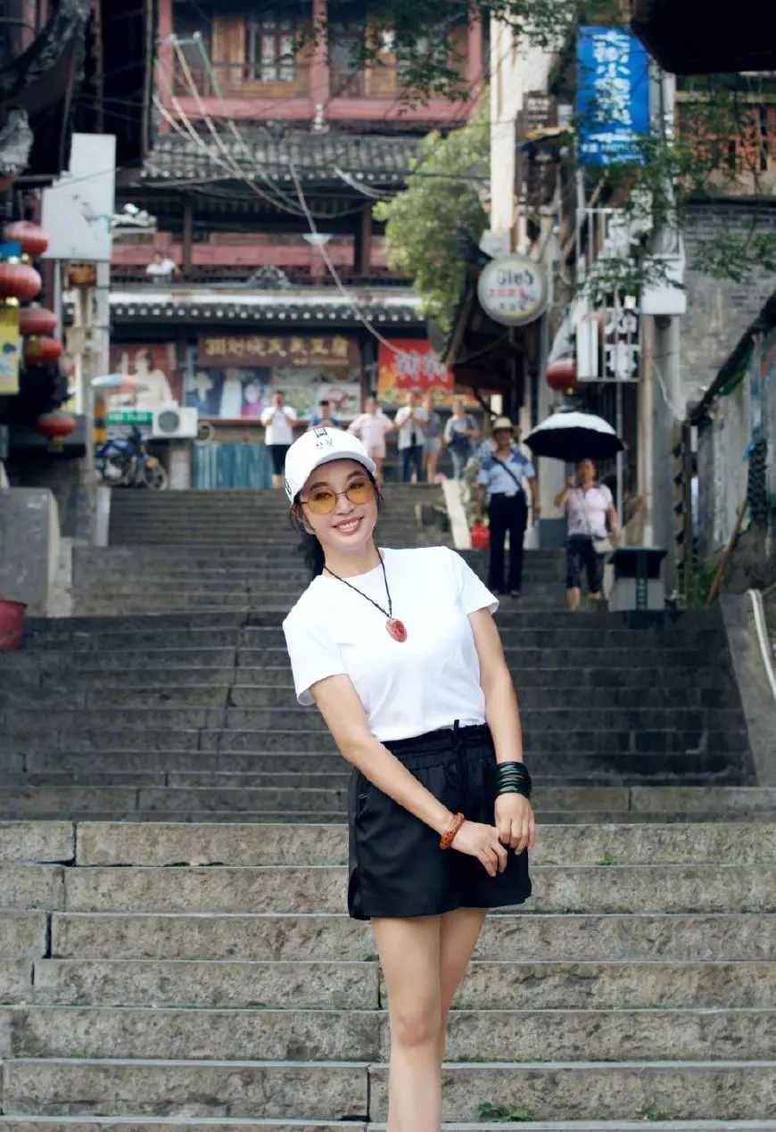 “装嫩”就服刘晓庆，64穿得像20多岁姑娘!没想到她舞技也这么好