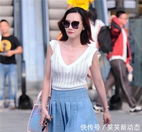  「回头率」柔哥的美女街拍：朝气蓬勃的美女，街头回头率300%