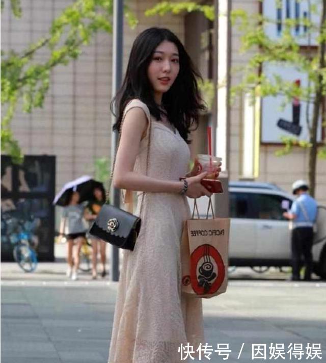 「罗马」路人街拍,小姐姐脚踩罗马绑带凉鞋,青春活力又可爱减龄