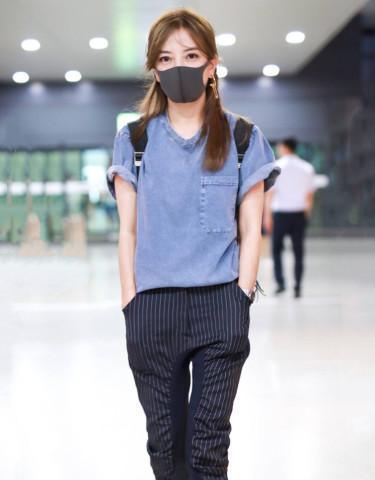 赵薇不过换了个发色，和杨颖撞脸，穿搭随意还和杨颖一样瘦！