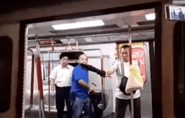  暴徒：面对暴徒，香港“地铁阿公”雄风依旧！