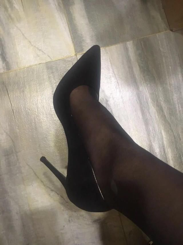 精致利落的尖头细高跟，让你走路不在战战兢兢~