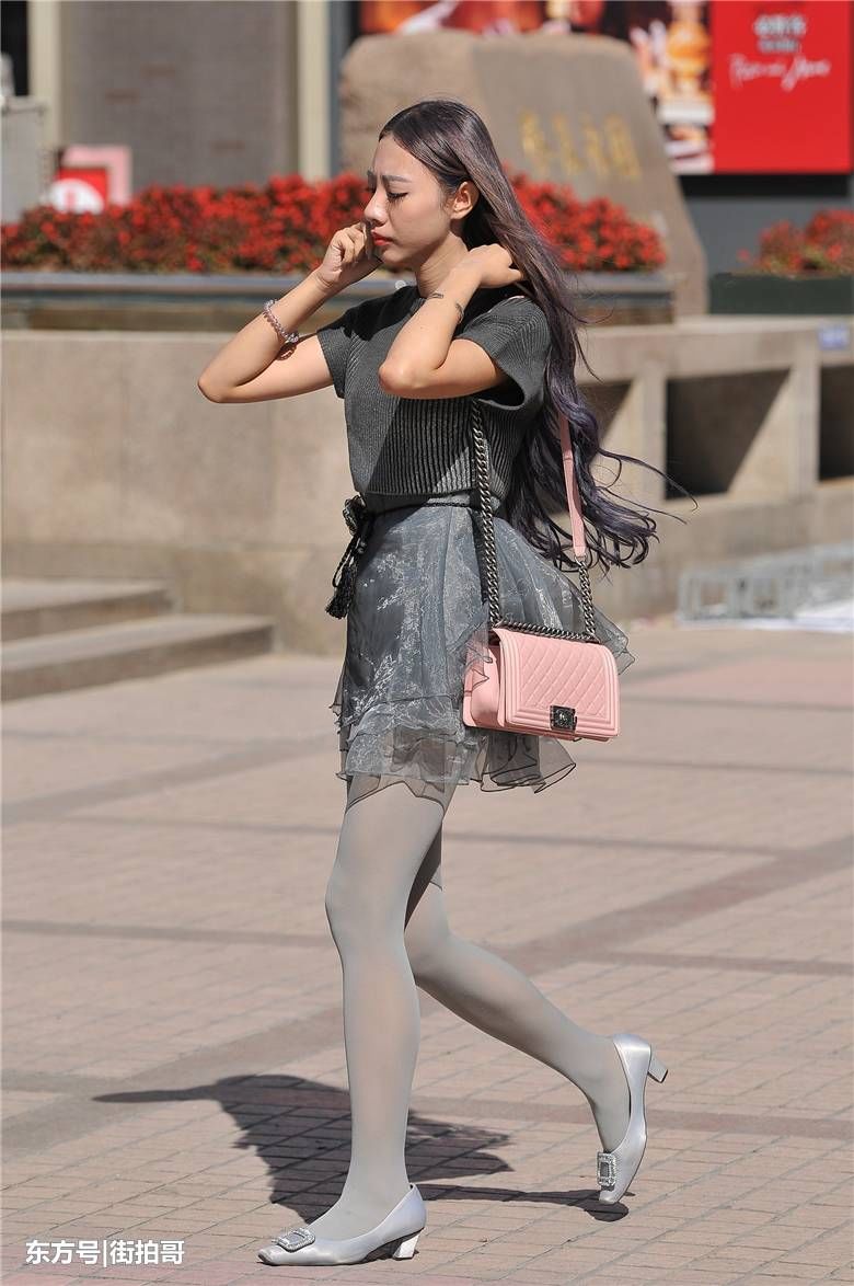 街拍联盟：难得一见的灰丝细腿美女，女神雅典娜附体了