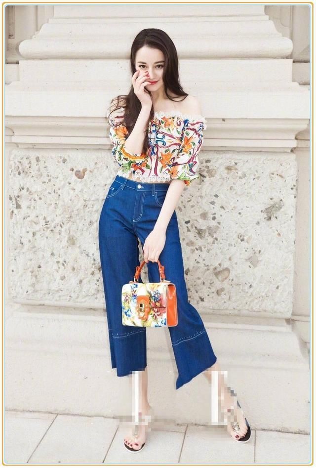 冻龄只服佘诗曼!43岁穿印花一字肩嫩成初恋，撞上热巴都丝毫不差