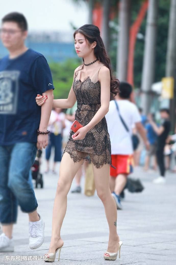 美女身穿蕾丝的超短裙,秀出一双大白腿,网友:很容易看走眼!