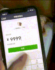 『礼物』搞笑GIF：自从我给老婆买了礼物，我就只能睡沙发了！