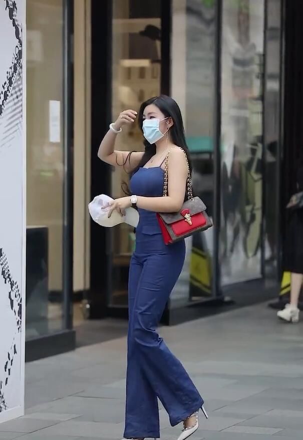 喇叭裤：喇叭裤美女很耐看，轻熟也大胆尝试的花样