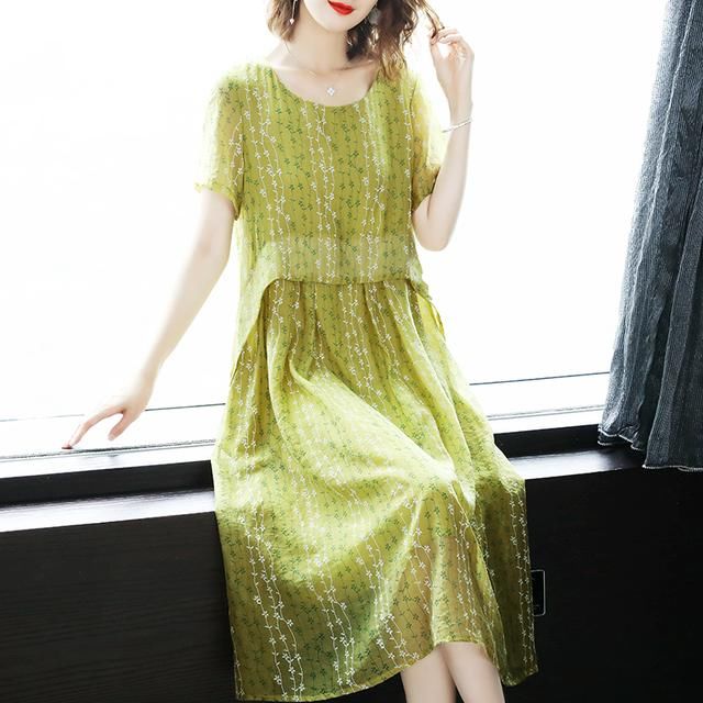 不否认!这“欧货”素雅裙真洋气嫩美，53岁老婆穿年轻20岁