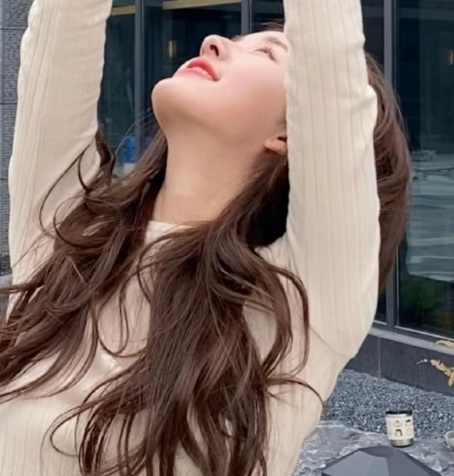  [气质]赵露思身穿了一件米奇的上衣，笑起来的样子简直是太美好