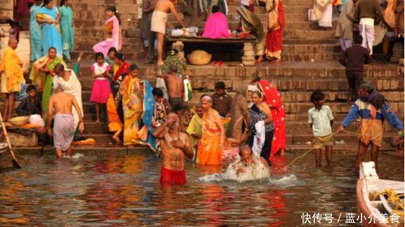 去印度旅游:当看到街边的金黄色大卷饼时不要买!